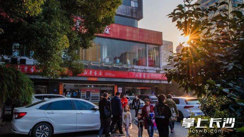 月日一束光灑在袁家?guī)X新華書店門前仿佛訴說著多年來這里的點點滴滴圖片均為長沙晚報全媒體記者鄒麟攝圖片